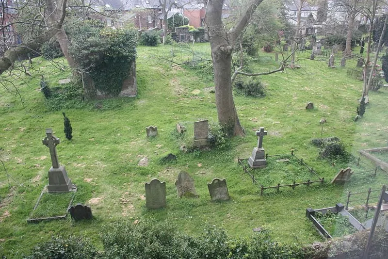 Friar’s Bush Graveyard, Spukorte in Irland