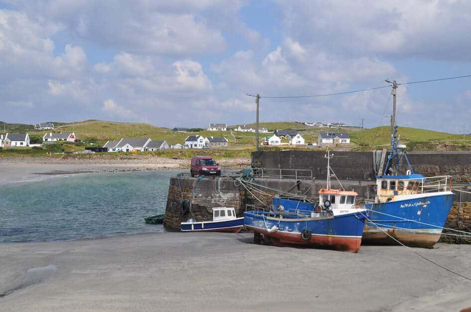 Clare Island Hafen mit Booten