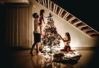 Irische Weihnachtslieder, Familie schmückt Weihnachtsbaum
