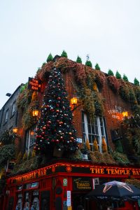 Temple Bar Pub mit Weihnachtsbaum