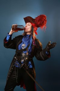Piratin, die aus einer Rumflasche trinkt