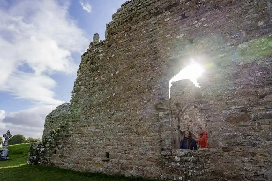 Clonmacnoise, Teil der Klosterruine, durch deren Türen Sonnenlicht fällt.