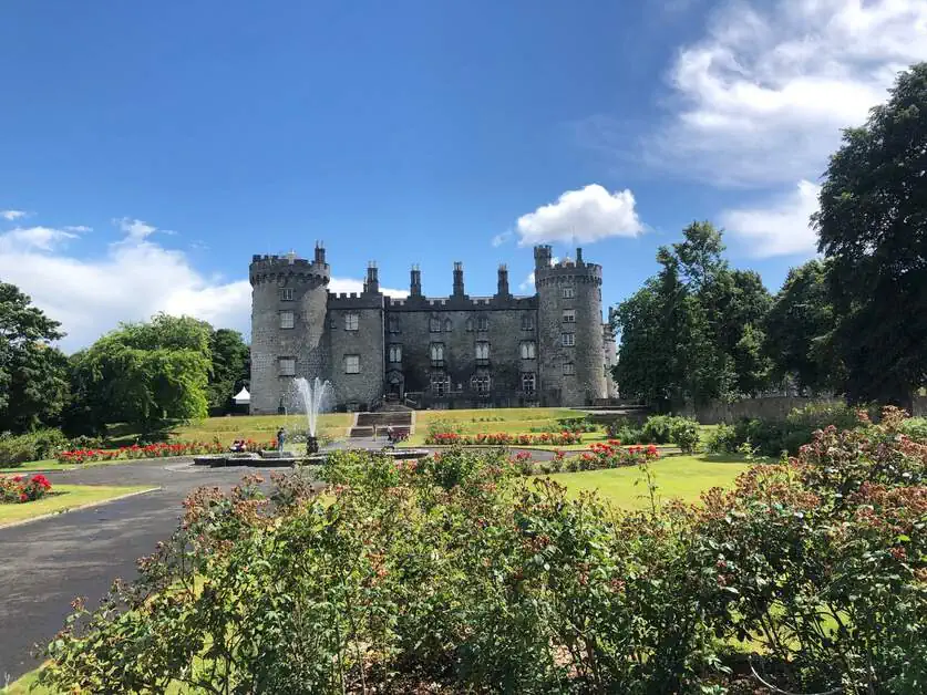 Kilkenny Castle mit Springbrunnen und Park