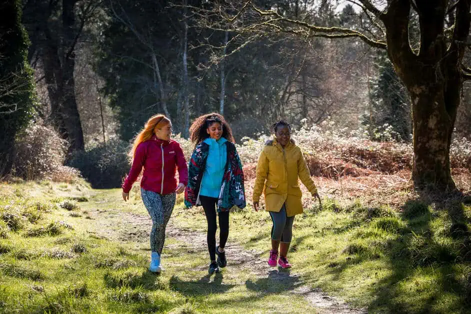 Portumna Forest Park, drei junge Frauen spazieren lahend durch den Park