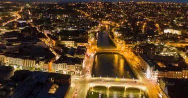 Stadt Cork bei Nacht Vogelperspektive