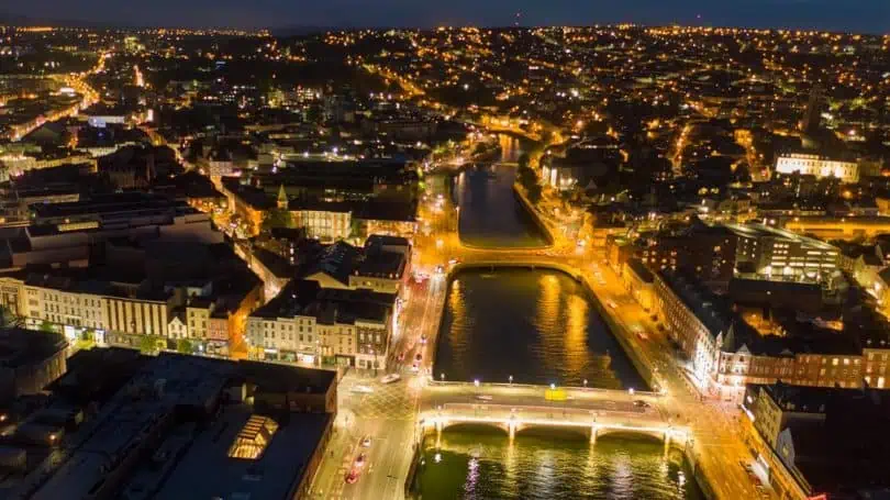Stadt Cork bei Nacht Vogelperspektive