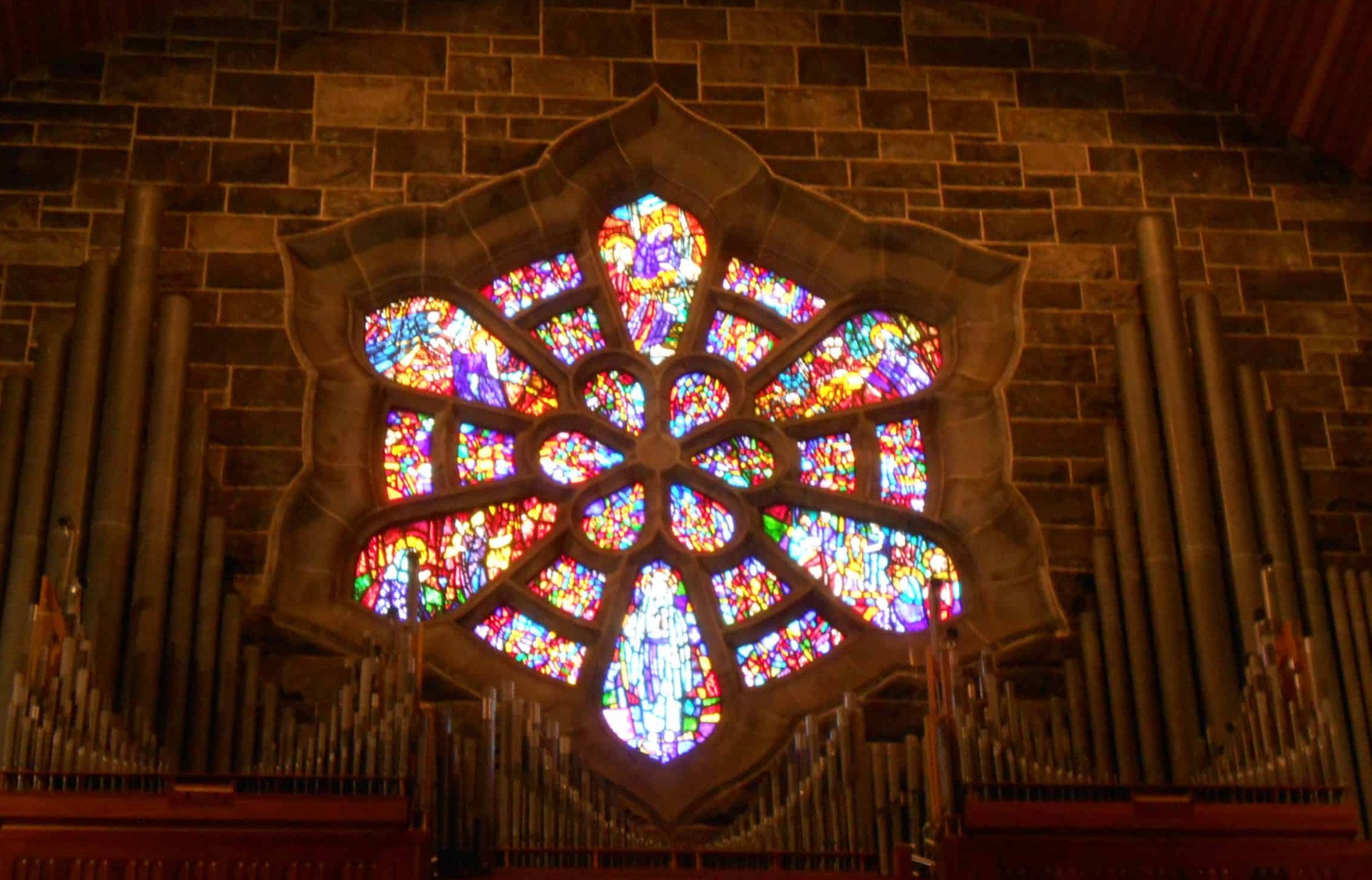 Vom Sonnenlicht angestrahltes Buntglasfenster der Galway Cathedral