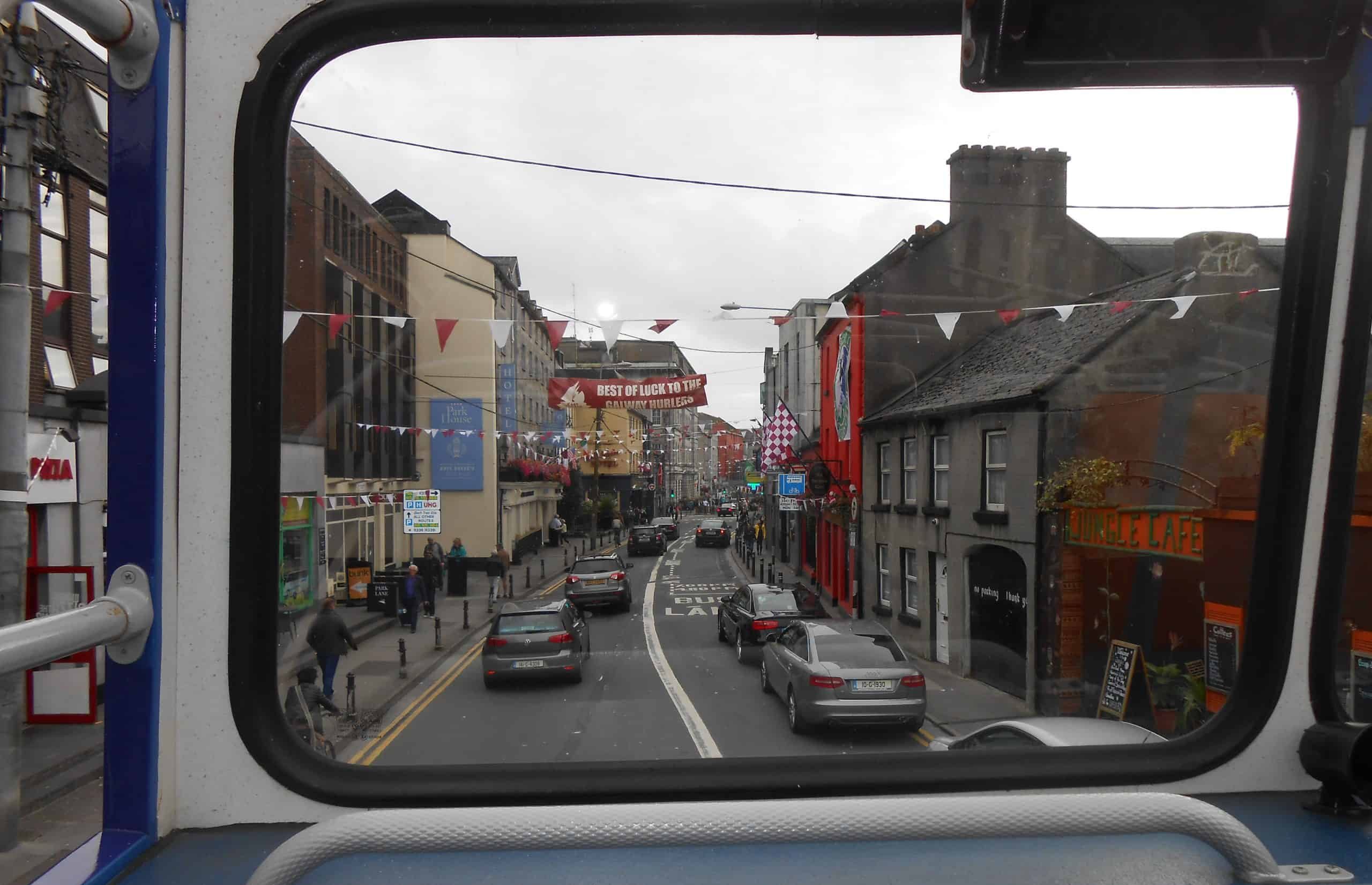 Ausblick aus Stadtrundfahrtbus auf die Straßen Galways