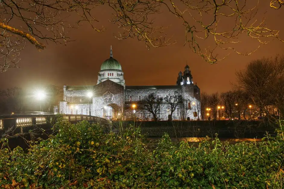 Galway Cathedral bei Nacht