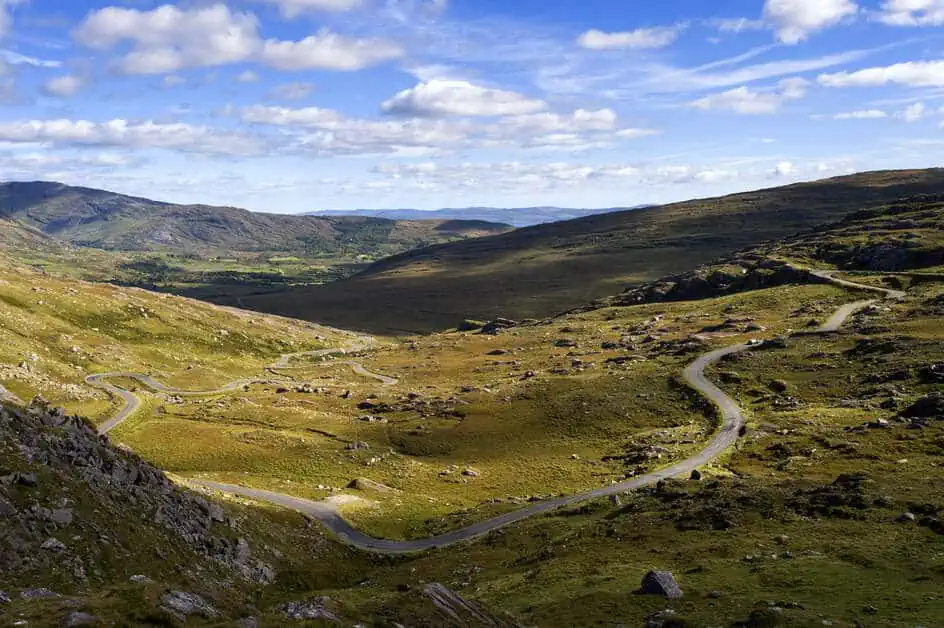 Healy Pass durch bergiges Land unter blauem Himmel