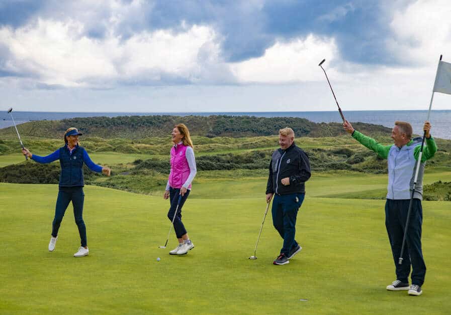 Golf in Irland, vier lachende Golfer auf dem Golfplatz