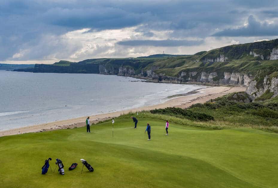 Golf in Irland mit Blick aufs Meer