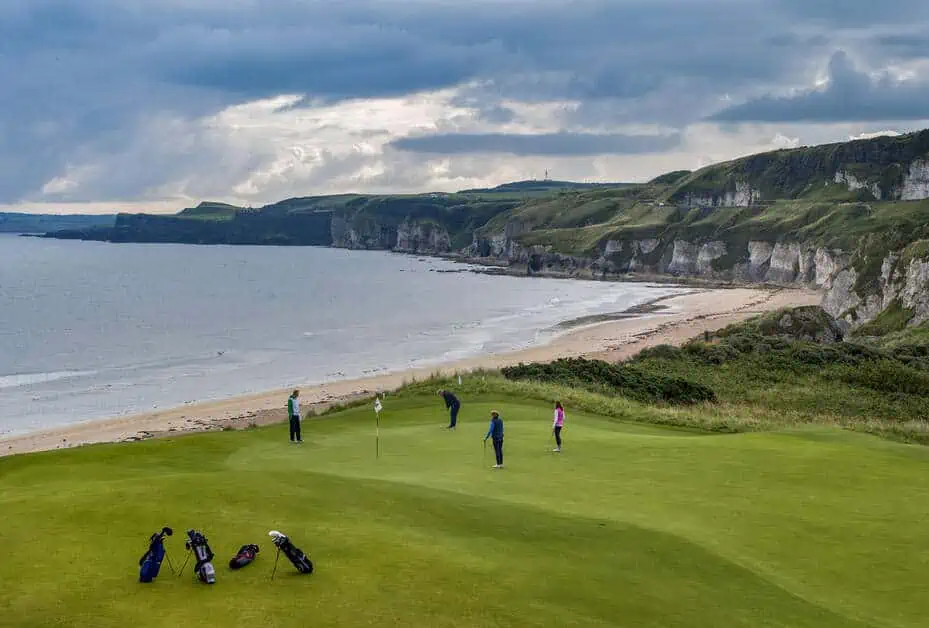 Golf in Irland mit Blick aufs Meer