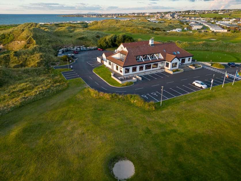 10 spektakuläre Golfplätze in Irland, Enniscrone Golfclub am Meer in der Vogelperspektive