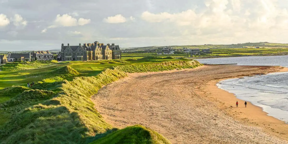10 spektakuläre Golfplätze in Irland. Das Trump international golf links und Hotel Doonbeg mit Strand