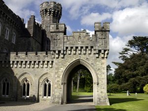 Johnstown Castle: Märchenschloss in Wexford, Teil des Schlosses mit Rundbogendurchgang und Turm