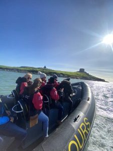 Ein Boot voller Touristen auf dem Meer auf dem Weg nach Dalkey Island