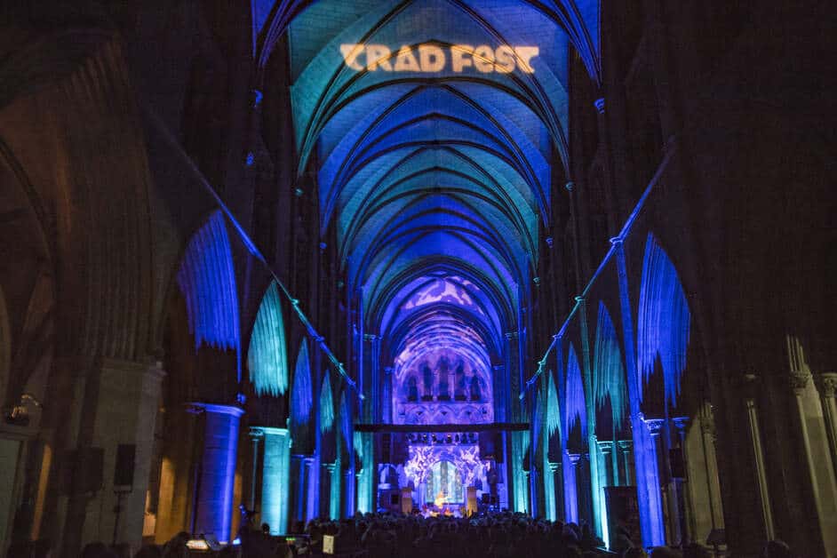 Das Tradfest in der St Patricks Cathedral, blau ausgeleuchtet
