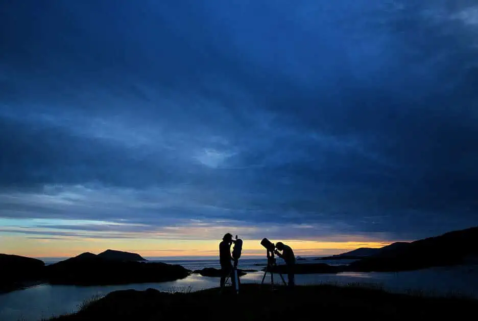Himmel über Kerry International Dark-Sky Reserve, Derrynane, Co Kerry_Social Media wird mit Teleskop von zwei Menschen beobachtet