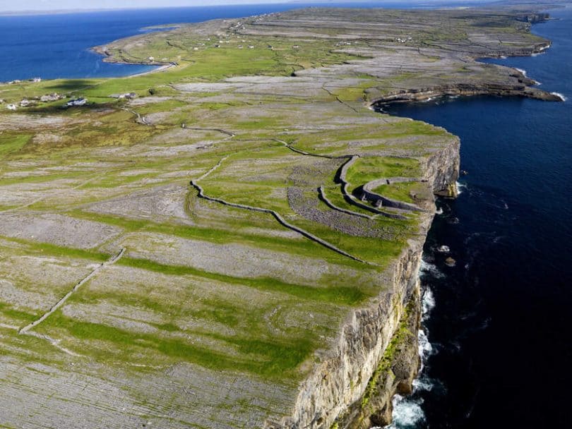 Festungsanlage Dun Aengus an den Klippen von Inishmore von oben