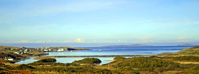 Cleggan Bay mit Inisboffin im Hintergrund